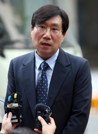 양정철 신임 민주연구원장이 14일 여의도 민주당사에서 출근길에 기자들과 만나 질문에 답하고 있다. 연합뉴스